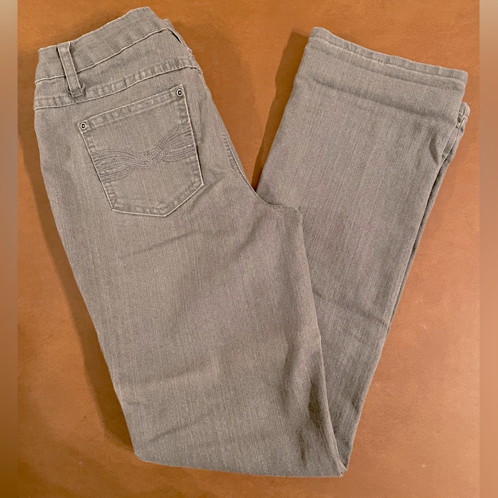 Earl Jeans straight skinny jeans in a size 6, medium grey. 31” inseam EUC 🎉HP🎉